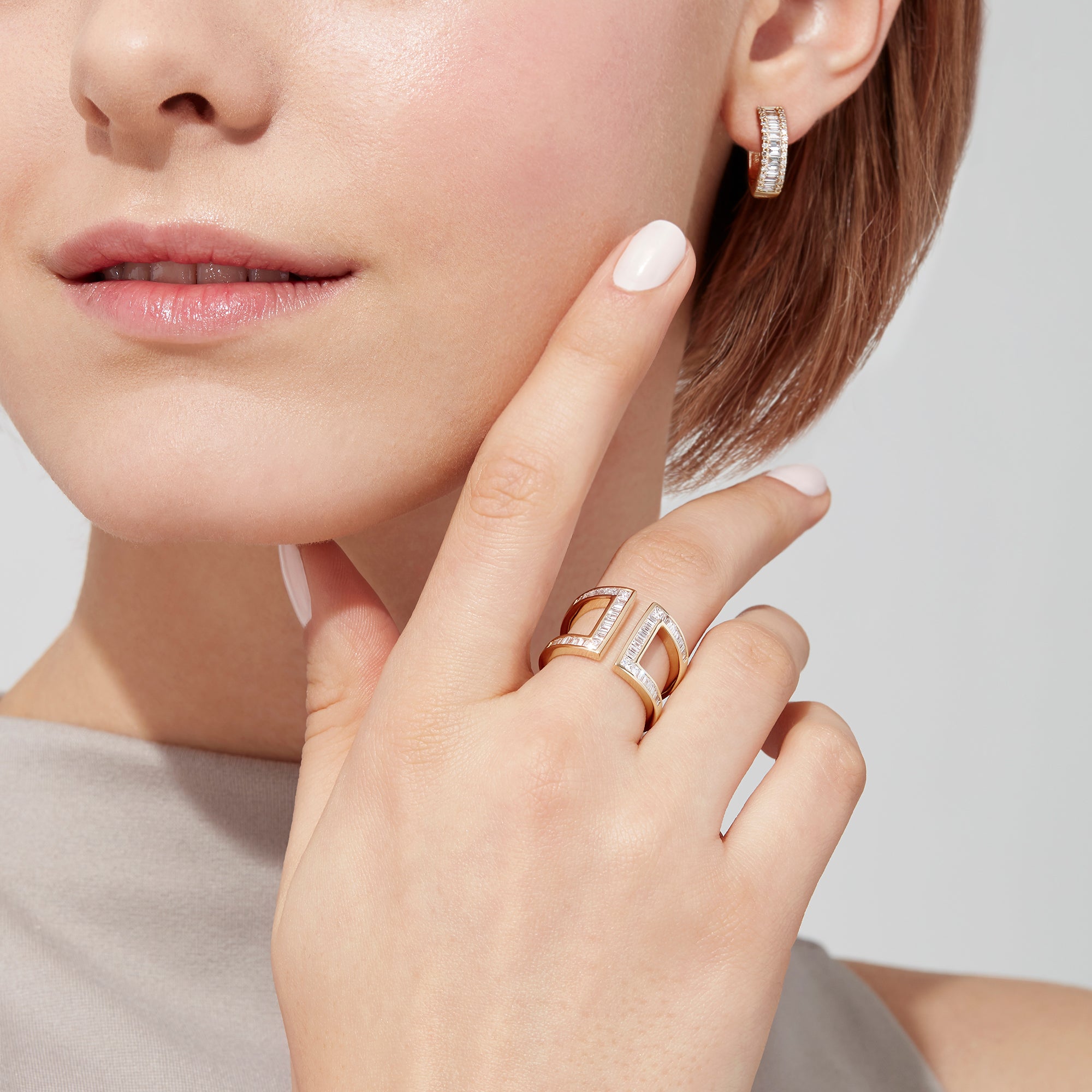 The DOro 14K Yellow Gold Diamond Open Shank Ring, 0.82 TCW, features an open front design with two parallel vertical bars accented by diamonds for a striking, modern look.